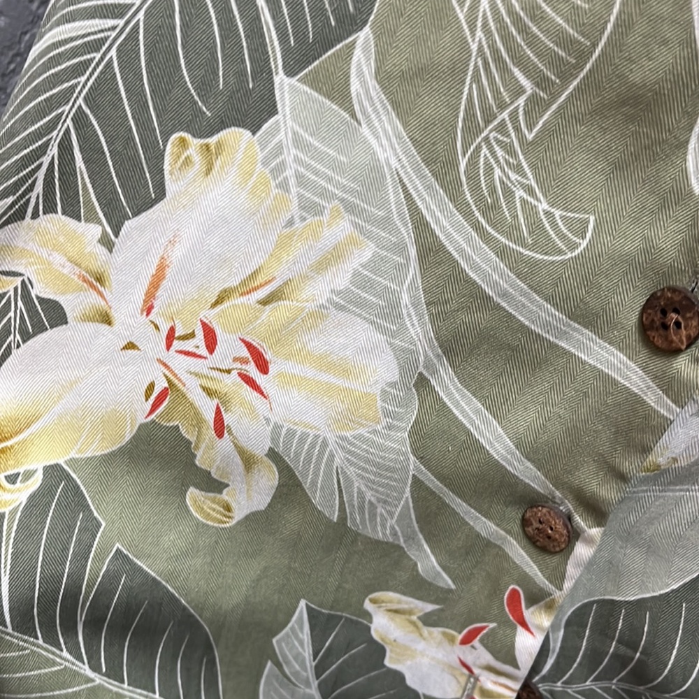 Women’s Tommy Bahama short sleeve shirt Medium #classic #tropical #hawaiian - Picture 5 of 6